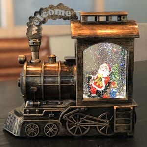 Vannfyllt lykt tog nisse med gaver