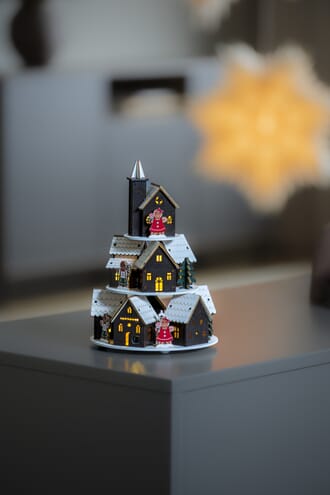 Siluett motiv med hus i pyramideform