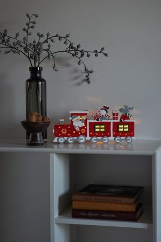 Siluett tog med nisse og snømann