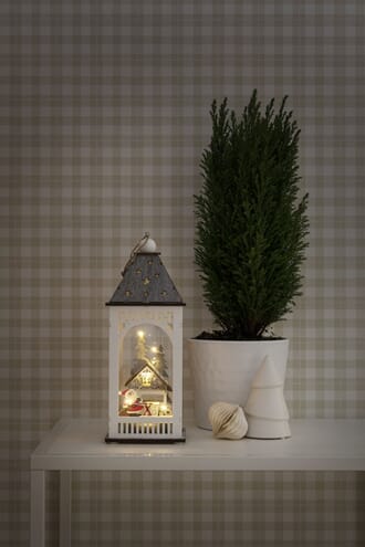 Lanterne siluett hus og nisse