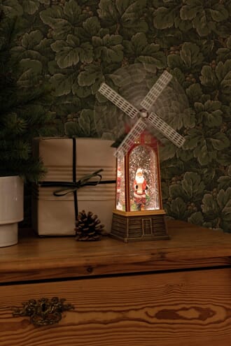 Vannfylt vindmølle med nisse