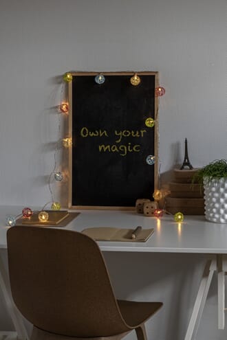 Slynge 16 4cm fargede aluminiumsballer varmhvite LED