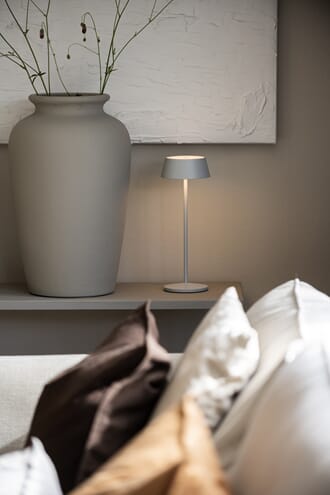 Menton USB bordlampe matt grå