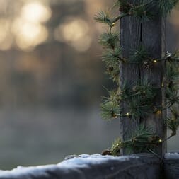 Slynge med guirlang og varmhvite LED